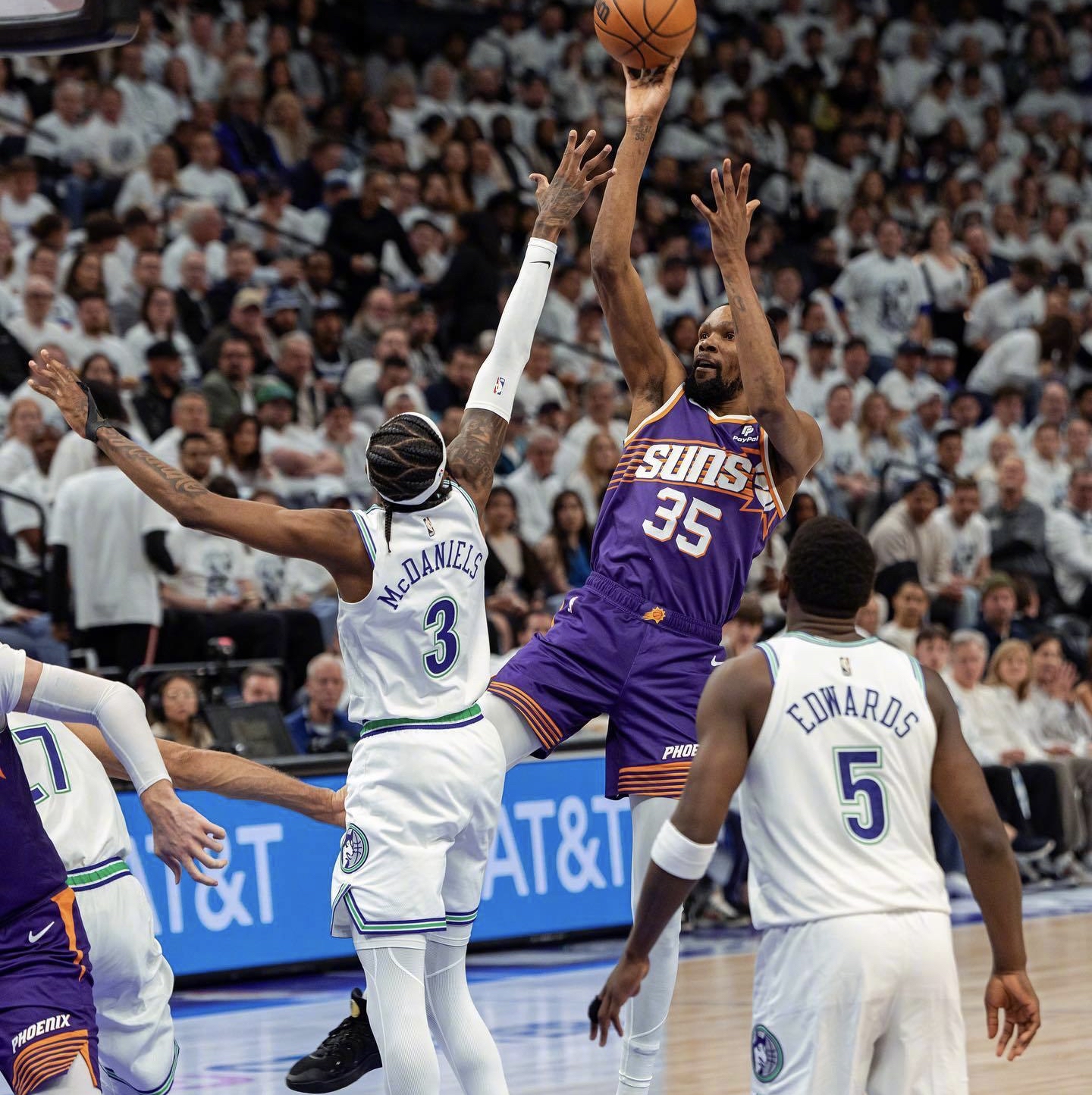 包含今晚上海久事手感冰凉——NBA季后赛节点到来；赛场秩序良好；轮换策略成焦点的词条